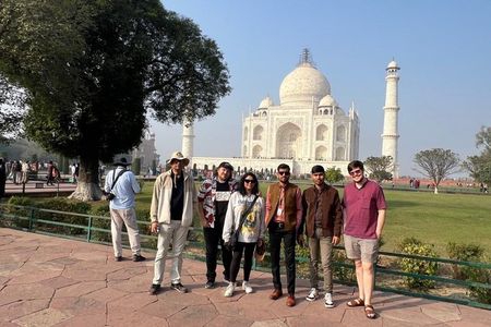 From Delhi: Taj Mahal and Agra City Tour with Lunch at Marriott