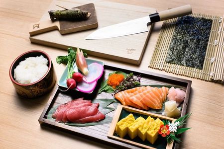 Tokyo: Tsukiji Market Tour & Sushi Bento Making with Tuna Tasting