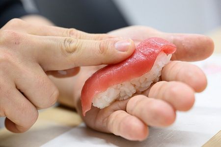 Tokyo: Tsukiji Fish Market Tour & Sushi Making Class
