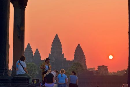 Private Angkor Wat Sunrise Tour with Breakfast & Snacks