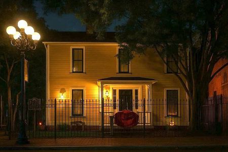 San Diego Gaslamp Ghosts and Crime Walking Tour