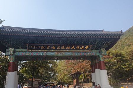 Exploring a thousand years Buddhism temple from Seoraksan hiking