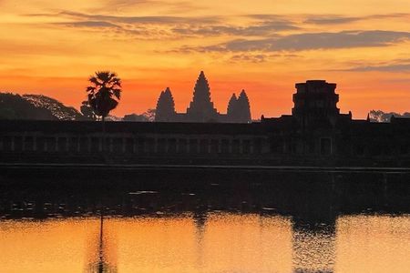 Angkor Sunrise Small Group Tour and Floating Village