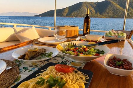 6 Hours Private Charter Boat Tour with Lunch in Bodrum