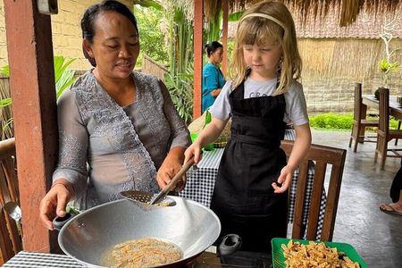 PRIVATE Ubud Market Tour & Balinese Home Cooking Class with Putu