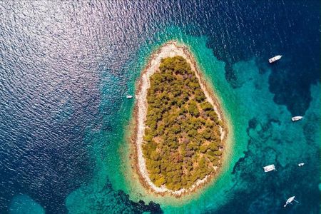 Split/Trogir:Blue Lagoon and 3 Islands Speedboat Small group Tour