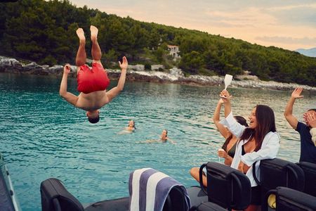 Brač Island Speedboat Cruise with Snorkeling and Sparkling Wine