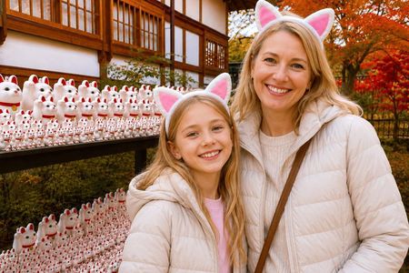 Tokyo: Gotokuji Lucky Cat Temple & Harajuku Cat Cafe Tour