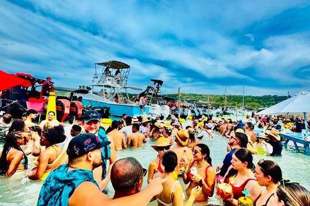 Cartagena 5-Stop Island Hop Boat Party with Lunch, Cholon & Baru