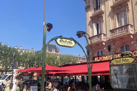 Beyond a guidebook, history and secret of the Latin Quarter.