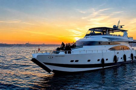 Istanbul Bosphorus Sunset Luxury Yacht Cruise with Snacks