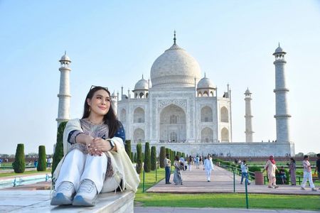 Day Trip to Taj Mahal, Agra Fort and Baby Taj from Delhi by Car
