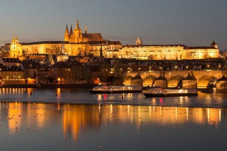 Prague Crystal Dinner: 3-Hour Panoramic Glass Boat Cruise