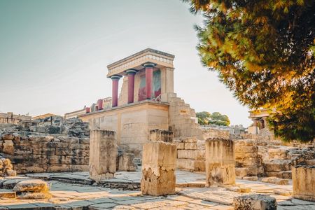 Knossos Palace and City of Heraklion with hotel pick-up