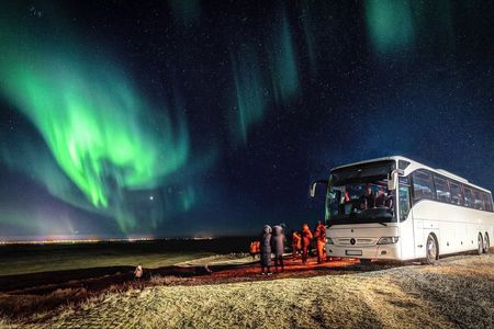 Reykjavik: Aurora Hunt Bus Tour with Hot Cocoa