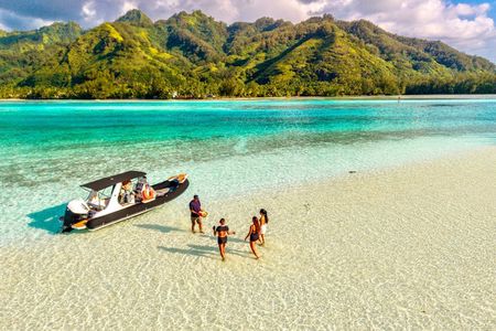 Moorea: Private 4-Hour High-End Boat Excursion