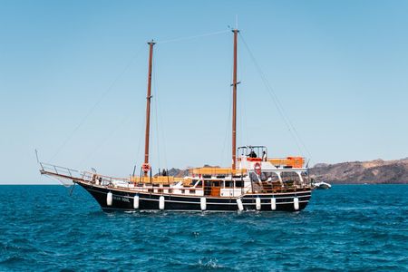 Santorini Volcanic Islands Cruise: Volcano,Hot Springs,Thirassia and Oia Sunset