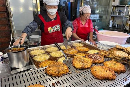 Gwangjang Market Food Tour with Personalized K-Beauty Shopping