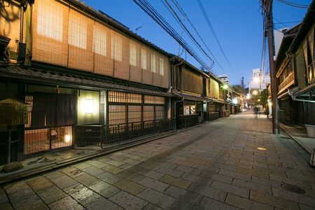 Kyoto Gion Night Tour: Experience Japan's Traditional Culture