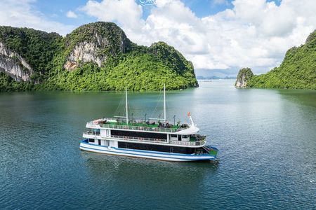 Hanoi: 5-Star Halong Bay Cruise with Kayaking & Sunset Party