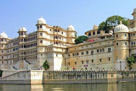 Private Udaipur Full Day Sightseeing Tour with Guide