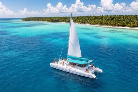 Saona Island Catamaran: Natural Pool, Starfish, Lunch & Bar