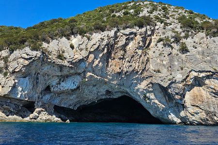 Lefkada Private Cruise to Papanikolis Cave and Skorpios