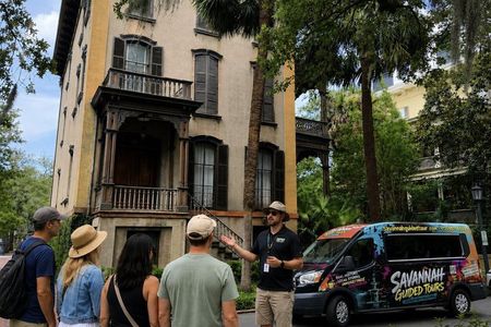 Savannah's Historic District Open Air Guided Tour - Free Parking
