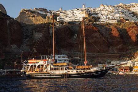 Santorini Volcanic Islands Cruise: Volcano, Hot Springs and Thirassia