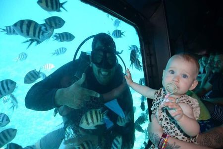 Semi-Submarine, Snorkeling & Parasailing + Transfer – Hurghada