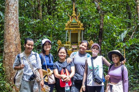 Kbal Spean (Sacred River) Jungle Hike & Banteay Srei Private Tour