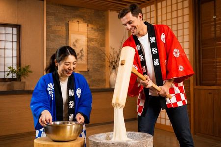 Tokyo: Private Morning Traditional Mochi Pounding in Shibuya