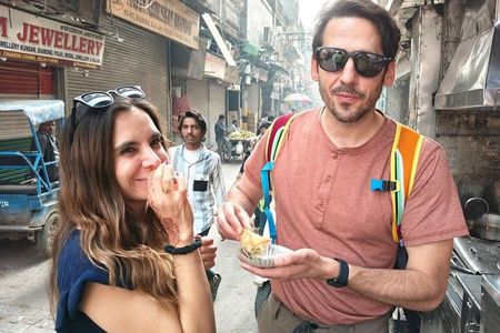 Old Delhi Food Tour: Street Food, Rickshaw & Spice Market