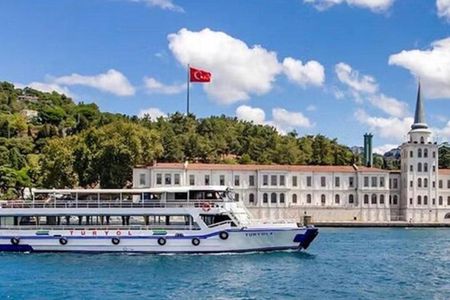 Istanbul Bosphorus Cruise on Spice Bazaar and Balat Tour