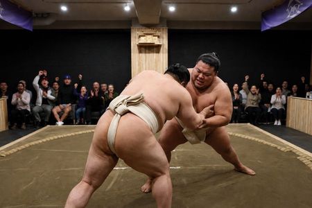 Shibuya Sumo Show with Drink and Photo in Tokyo