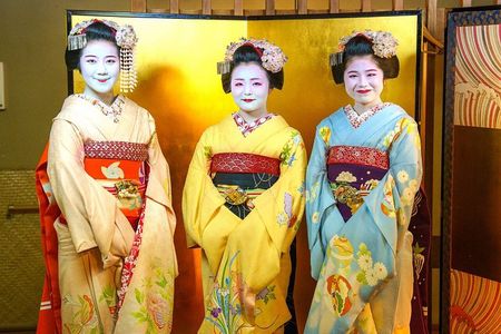 Tokyo: Geisha Meet, Performance, Games & Picture in Shinjuku