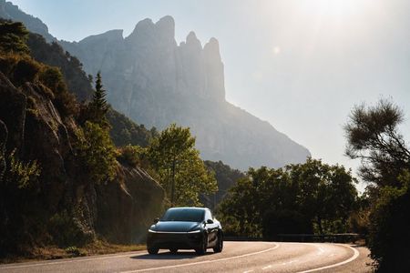 Private Montserrat Tour and Winery With Brunch From Barcelona