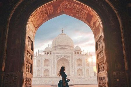 Taj Mahal Tour With Professional Photographer With Rental Saree