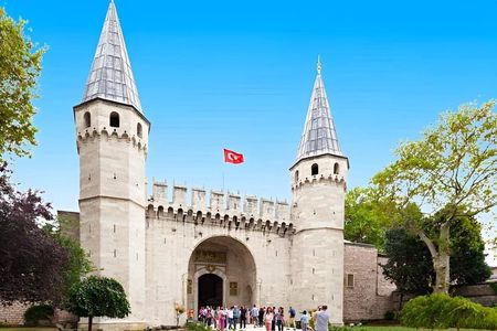 Istanbul: Guided Topkapi Palace Tour with Fast Track Entry