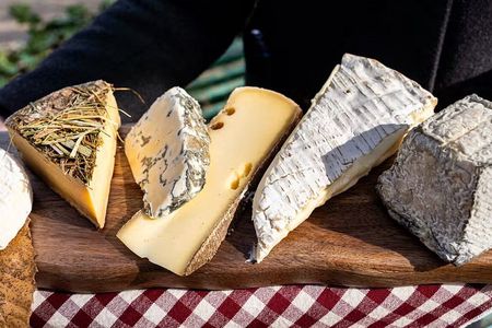 Paris Cheese Walk: Visit 3 artisanal cheesemonger