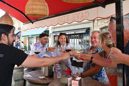 Iconic Food Tour by the Eiffel Tower: Full Meal, Wine & Pastries