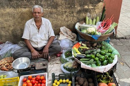 PRIVATE Mumbai Market Tour & Vegetarian Cooking Class with Shilpa