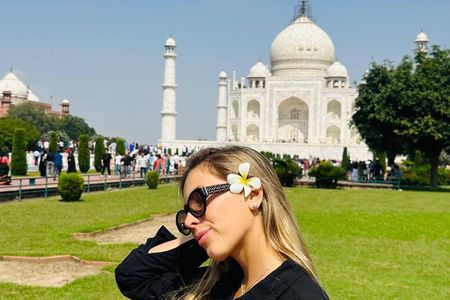 Luxury Taj Mahal Sunrise Tour with 5-Star Marriott Lunch