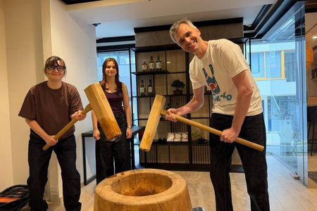 Tokyo Traditional Mochi Pounding Experience in Shibuya