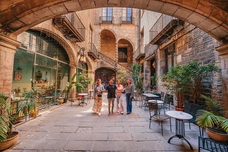 Barcelona: Montjuic, Cable Car, Harbour Cruise and Old Town Tour
