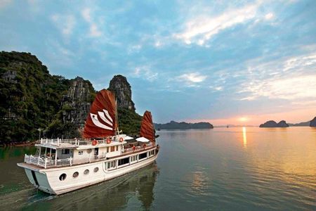 Hanoi: Private 2D1N Halong Bay Cruise to Trinh Nu & Me Cung Cave