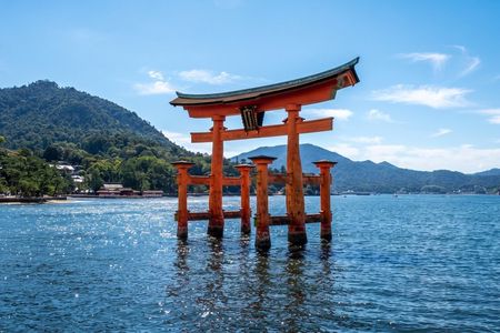 Hiroshima Walking Tour: Peace Memorial Park and Miyajima Island