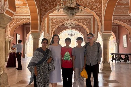 Jaipur Private Sightseeing Tour with Female Guide & Local Crafts.