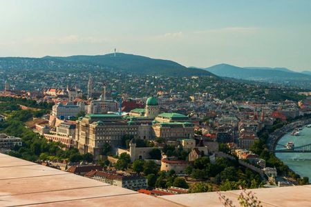 4 hours long private minivan tour in Budapest
