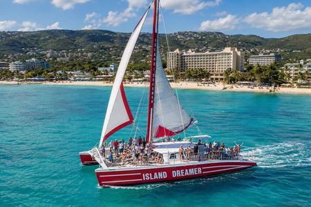 Montego Bay Catamaran: Explore Reefs with Drinks & Live Music